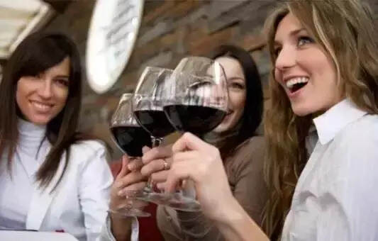 两个女人，一个每天喝葡萄酒，一个坚持素食，结果令人震惊！