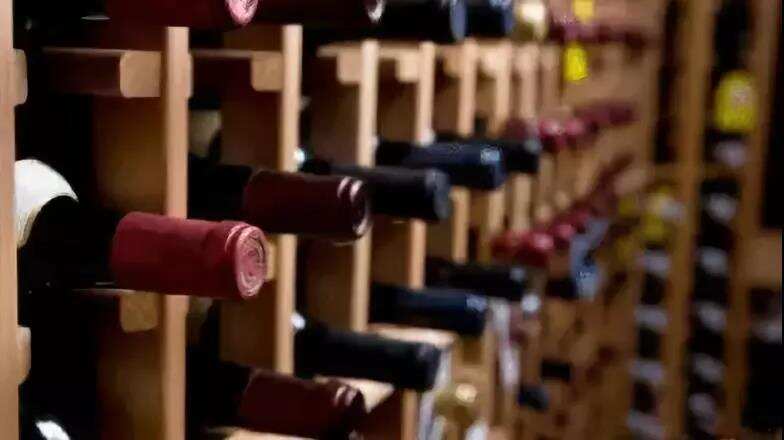 储存葡萄酒时，为什么要将酒瓶水平放置？