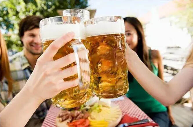长期“喝白酒”和“喝啤酒”，身体会有什么明显区别？
