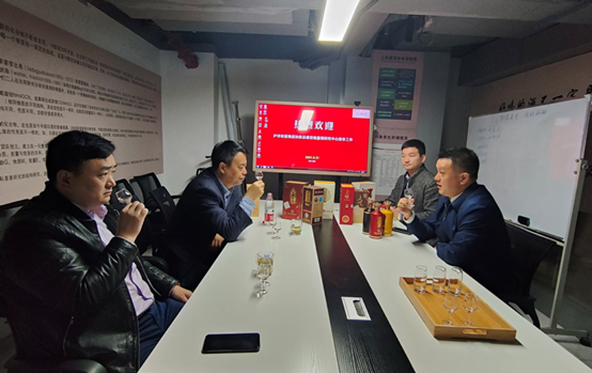 泸州老窖集团孙跃总裁到访贵州省赤水河畔酱香型白酒研究中心