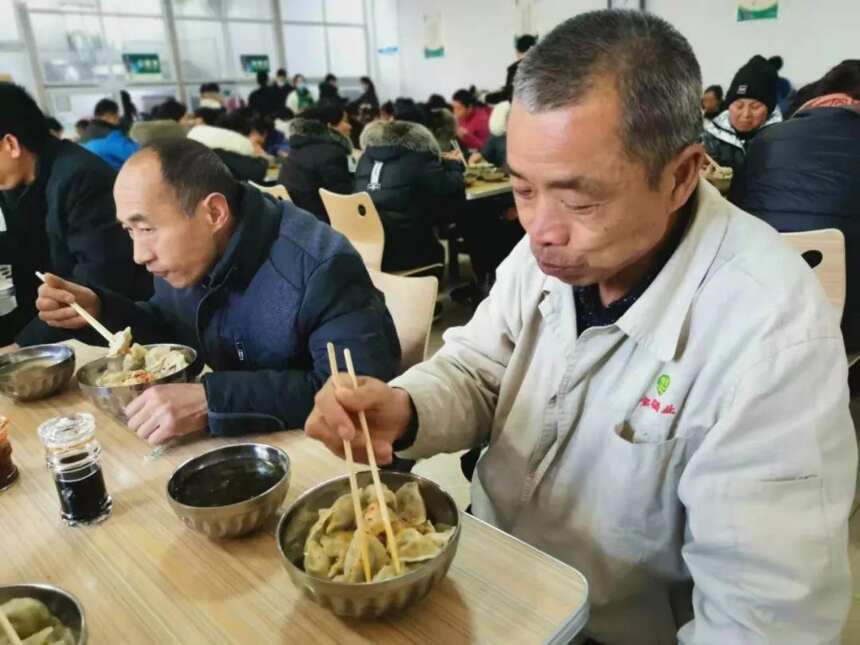 小节日 大关爱｜宝丰酒业组织500多名员工冬至集体吃饺子