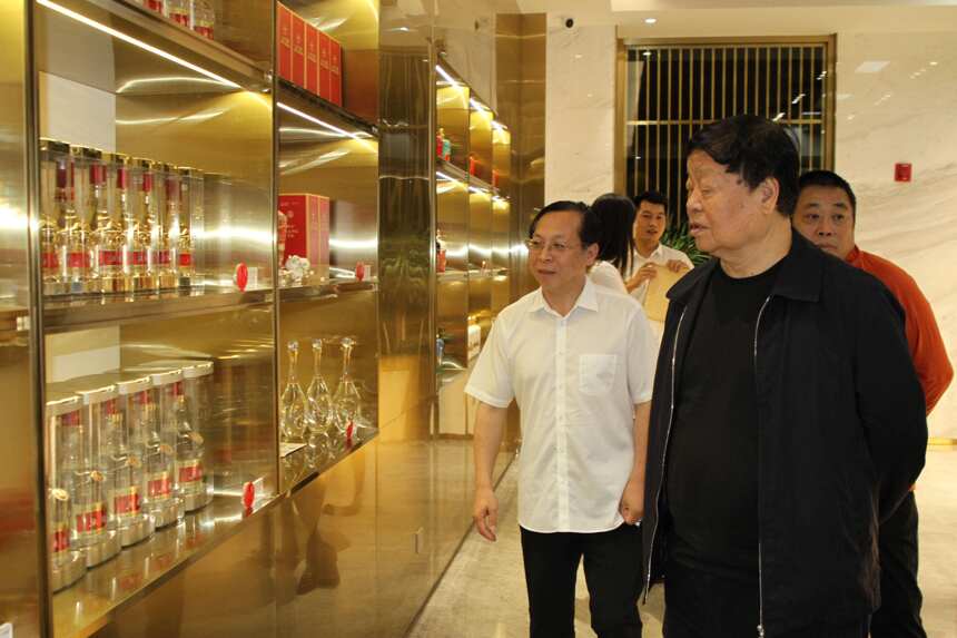 央视“名嘴”韩乔生、陕西美术家协会名誉主席王西京莅临华鼎酒业