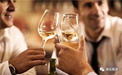 国外研究显示：爱喝酒的人不仅收入高，而且智商也高