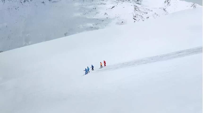 “人类滑雪起源地”惊现巨型宣言，滑雪作画，让世界看好中国