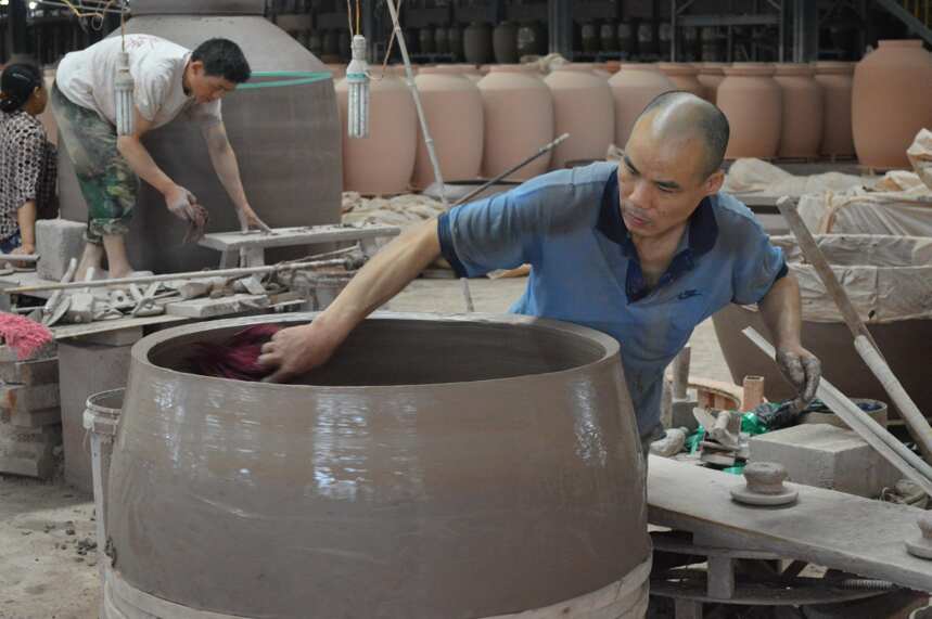 看看纯手工陶艺是如何做出来？陶瓷酒坛是藏酒容器，陶艺文化传承