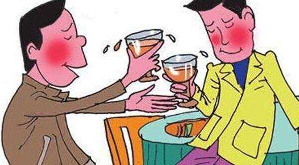 不要再劝喝酒脸红的人喝酒，他们体质不适合饮酒，喝酒易酒精中毒