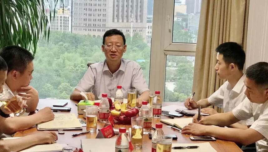 习酒党委书记、董事长钟方达到郑州市场调研指导工作