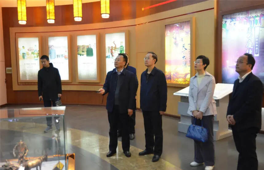宝鸡市文化和旅游局副局长毛永祥一行到西凤集团参观调研