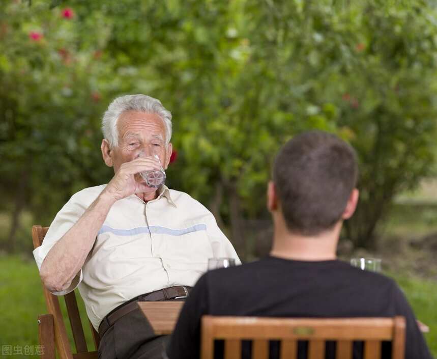 硬核老人活到百岁，每天都大口喝酒，也不能说明饮酒健康