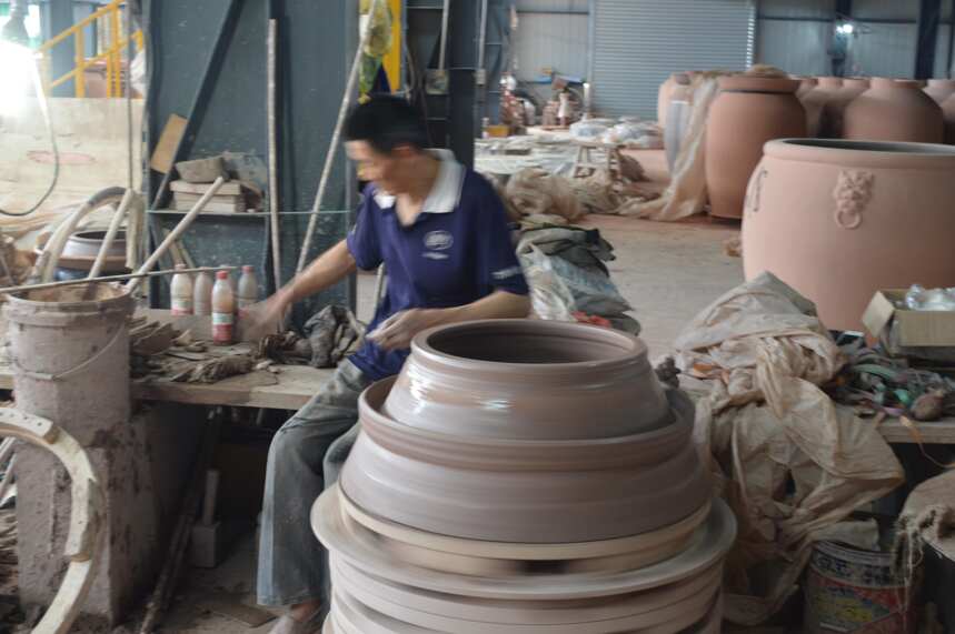 看看纯手工陶艺是如何做出来？陶瓷酒坛是藏酒容器，陶艺文化传承