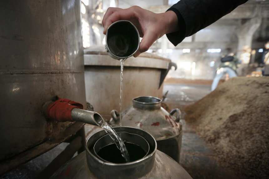 川派浓香型白酒工艺！泸州老窖的酿酒工艺，翻沙工艺成就浓香经典