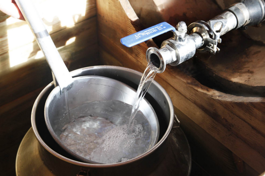 泸州老窖酒的发酵工艺中，水与糠壳如何参数控制？老师傅这样建议