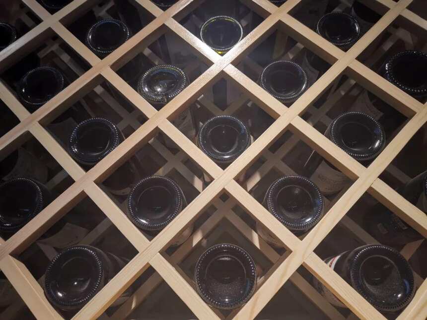 葡萄酒的凹槽是为了少装酒？
