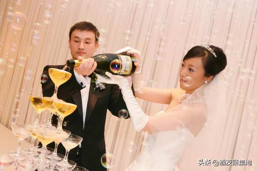 结婚典礼上，为什么会有香槟塔，不怕摔坏吗？