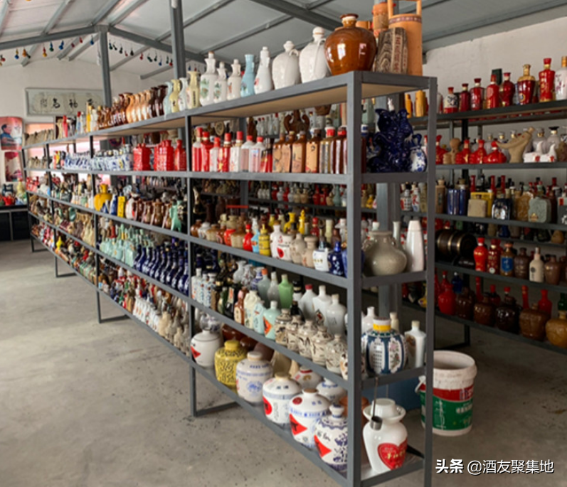 济南一市民痴迷收藏酒瓶，22年存了3000多个，太厉害