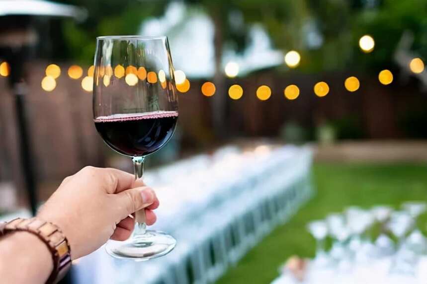 喝葡萄酒，是一种品味生活的浪漫享受