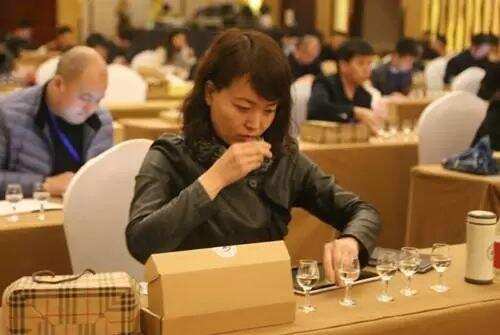 白酒界的“中国好声音”，专家们都为它爆灯