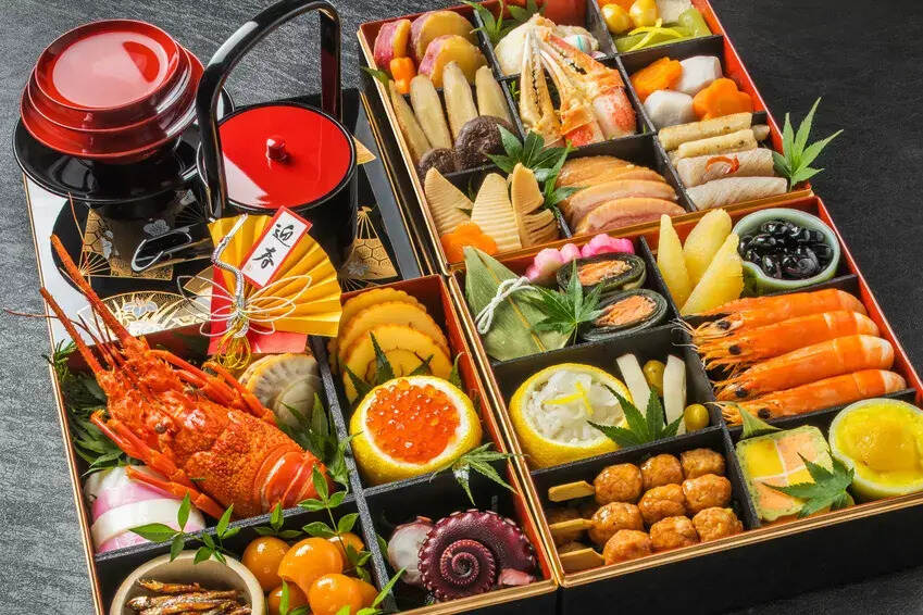 看春晚、喝屠苏酒、吃御杂煮...细数那些好玩的日本新年习俗