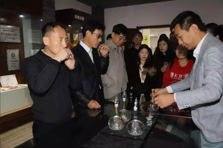 韩国友人走进西凤酒厂，千年工艺再酿中韩情谊