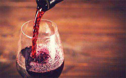 我们用高脚杯喝进口葡萄酒是一种享受是怎么理解的呢？