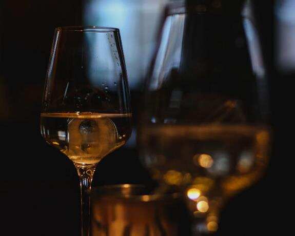 白葡萄酒变色后能喝吗