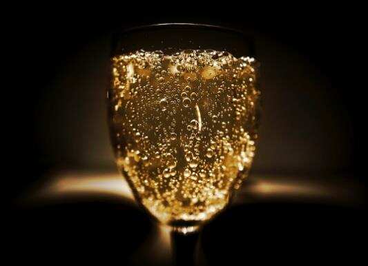 香槟就是气泡白葡萄酒吗