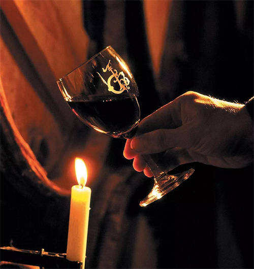 葡萄酒是否具有陈年能力有什么决定_葡萄酒品质与陈年无直接关系
