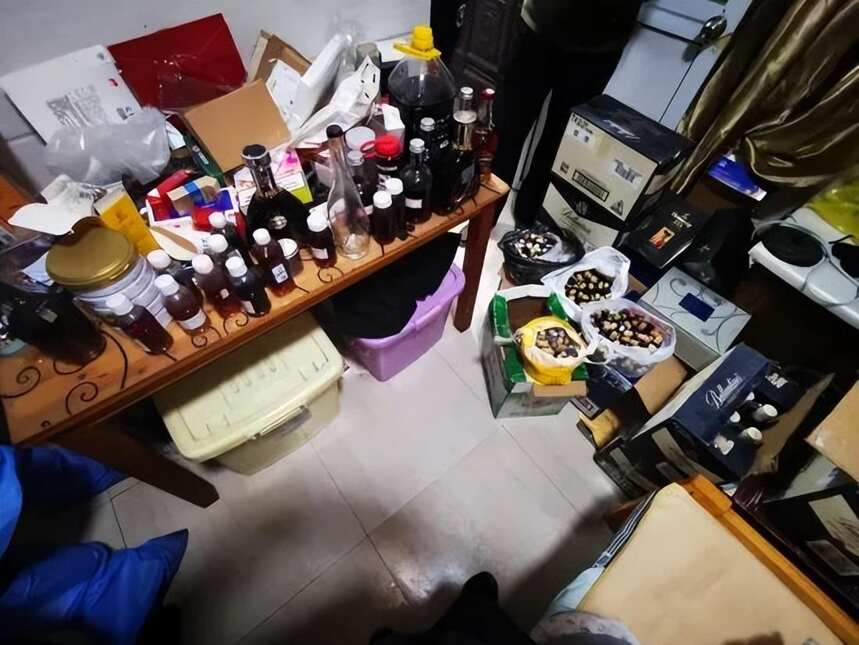 上海田间集装箱藏着假洋酒窝点，造假者做过酒瓶回收生意