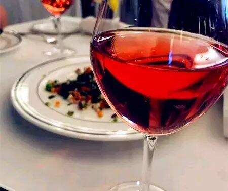 桃红葡萄酒只适合夏季喝？