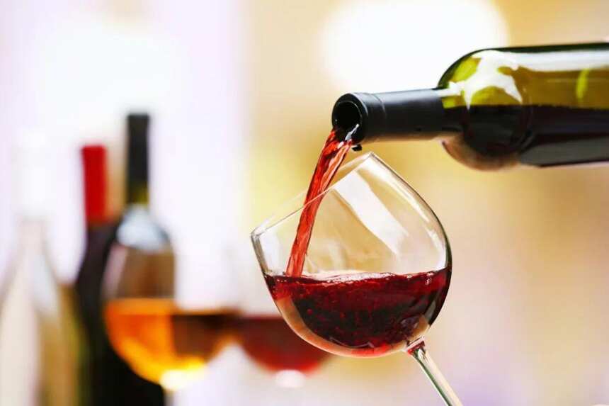 常见的赤霞珠、黑皮诺等红葡萄酒，喝起来究竟什么味儿？