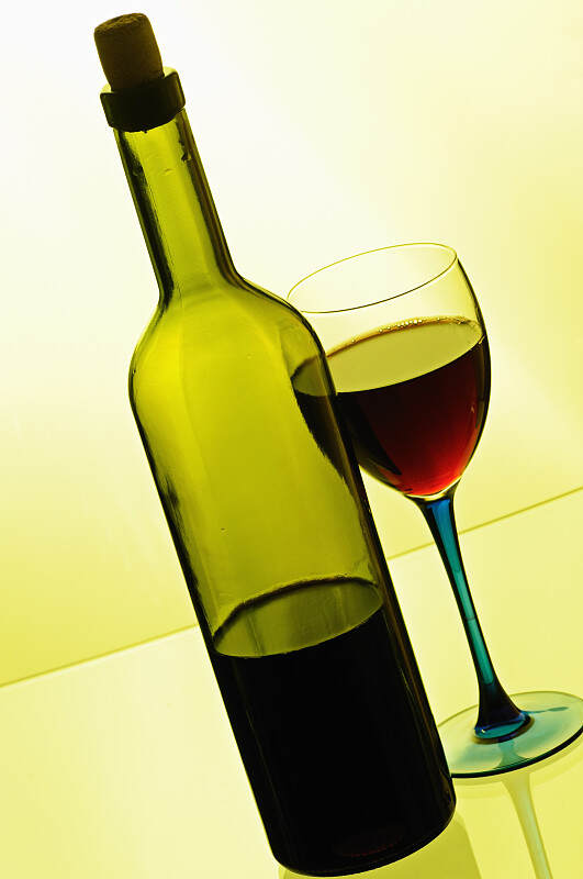 名贵的葡萄酒为什么要用泡沫型酒塞是怎么样的呢？
