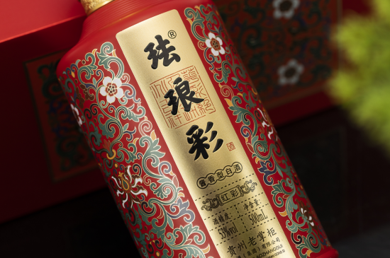 冯小宁女士担任首席质量官，保证珐琅彩酱酒正宗品质与口感