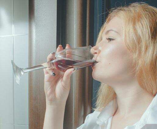 可以通过煮沸来去除葡萄酒中的酒精含量吗？